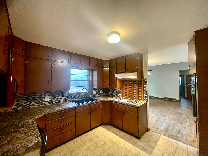 6 Roberts Ct, Winfield, KS 67156