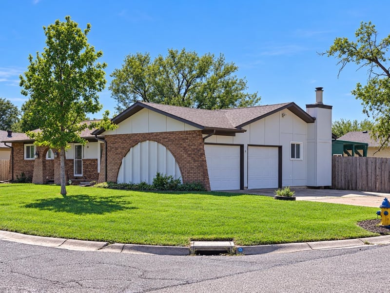 2604 Colonial Ln, Salina, KS 67401