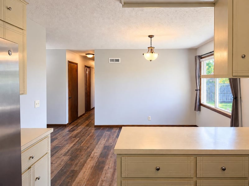 2604 Colonial Ln, Salina, KS 67401