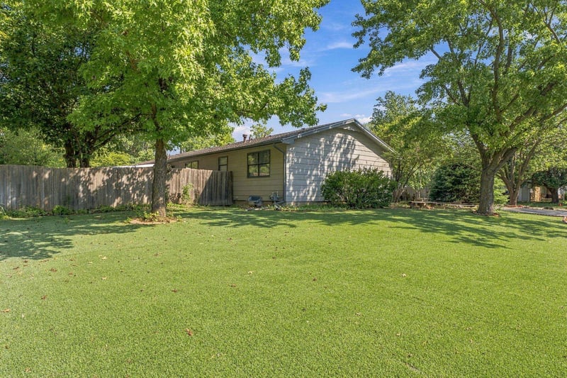 401 N Oak Forest Ln, Derby, KS 67037