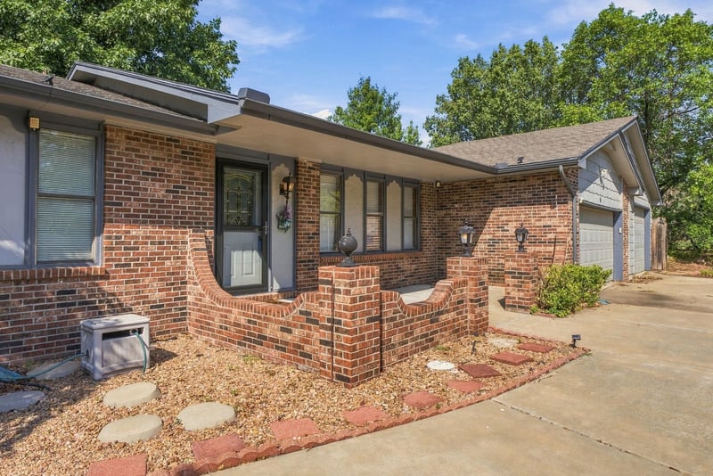 401 N Oak Forest Ln, Derby, KS 67037