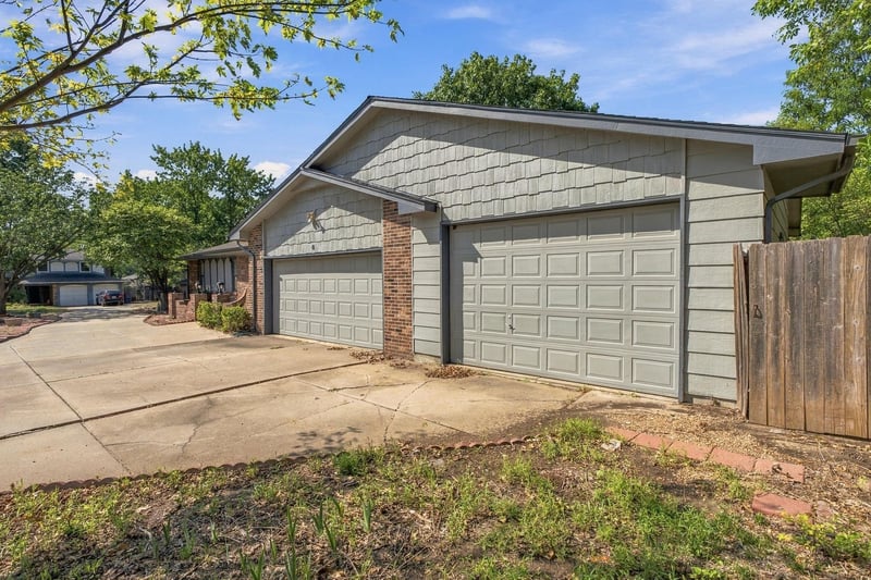 401 N Oak Forest Ln, Derby, KS 67037
