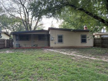 422 S Wire Ave, Haysville, KS 67060