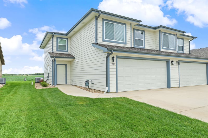 1226 Steve Hawley Ln, Salina, KS 67401