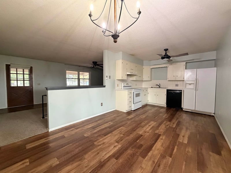 524 Meadowbrook Ct, Newton, KS 67114