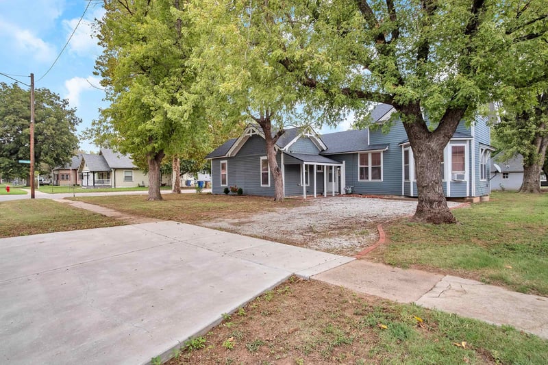 404 S Ohio St, Mount Hope, KS 67108