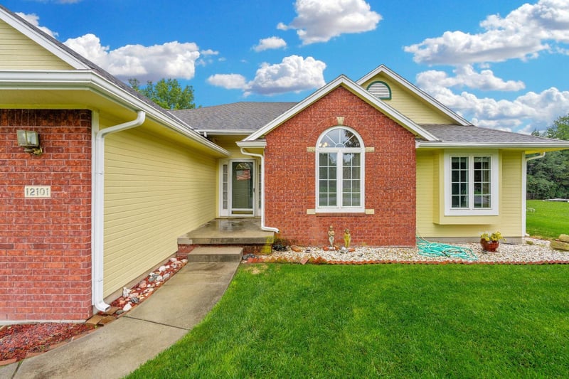 12101 E Moonglow Ave, Derby, KS 67037