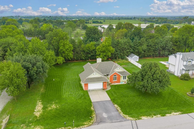 12101 E Moonglow Ave, Derby, KS 67037