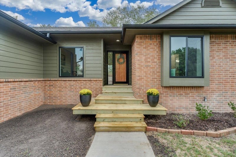 612 N Ridgehurst St, Wichita, KS 67230