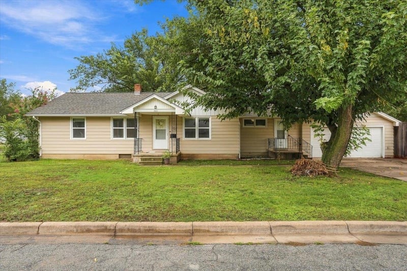 1421 E Kinkaid St, Wichita, KS 67211