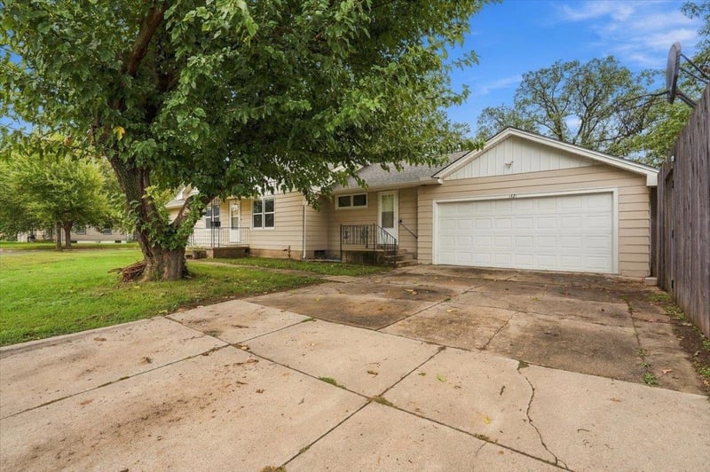 1421 E Kinkaid St, Wichita, KS 67211