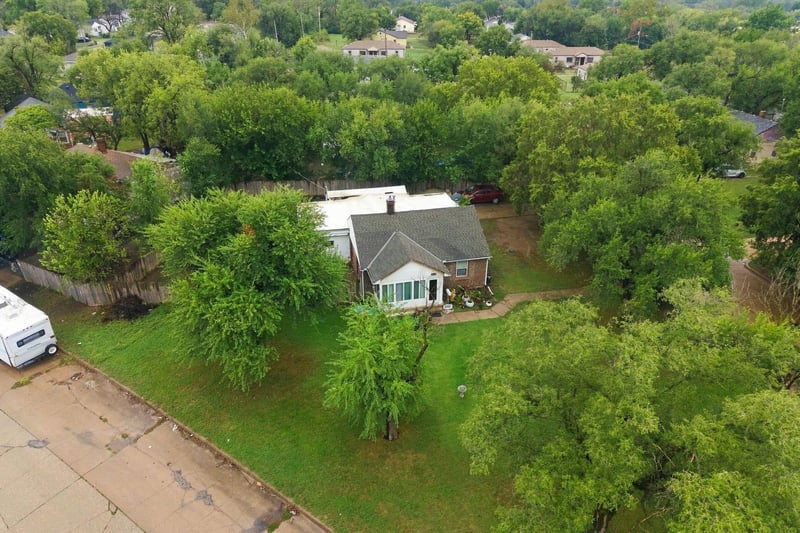 2905 E Stadium Dr, Wichita, KS 67214
