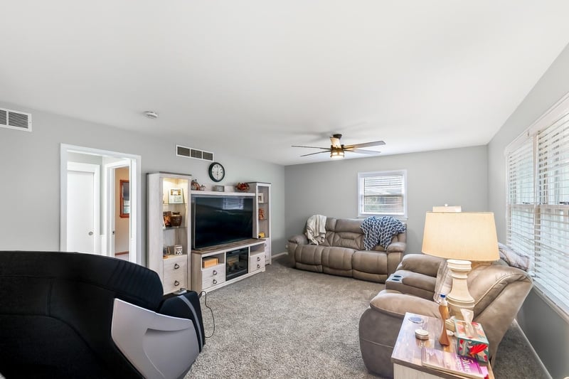 706 N Farmington Dr, Derby, KS 67037