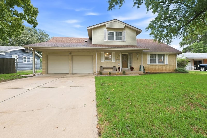 706 N Farmington Dr, Derby, KS 67037