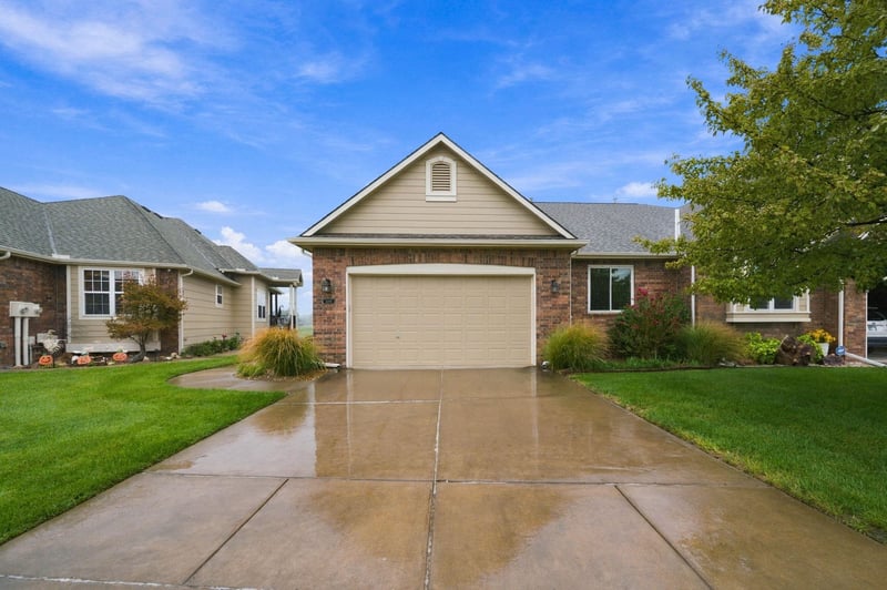 2301 N Lakeway Ct, Wichita, KS 67205