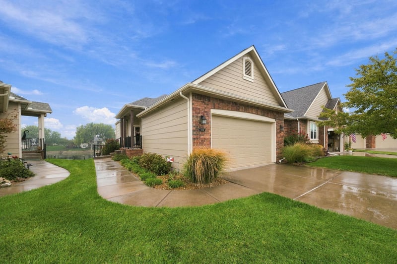 2301 N Lakeway Ct, Wichita, KS 67205