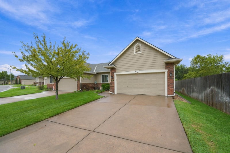 2264 N Lakeway Cir, Wichita, KS 67205