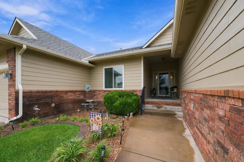 2264 N Lakeway Cir, Wichita, KS 67205