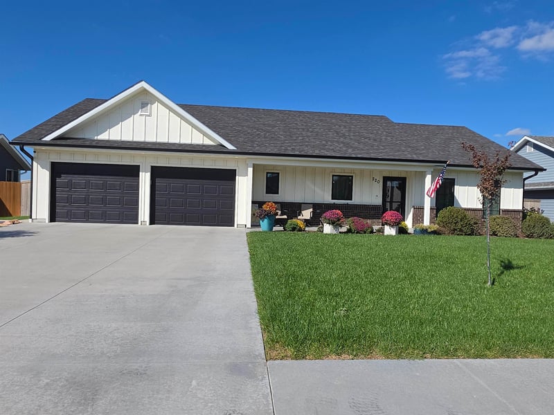 220 Redbud St, Moundridge, KS 67107