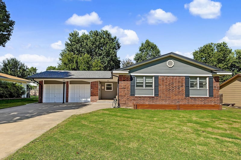 214 E Pioneer Pl, Mulvane, KS 67110