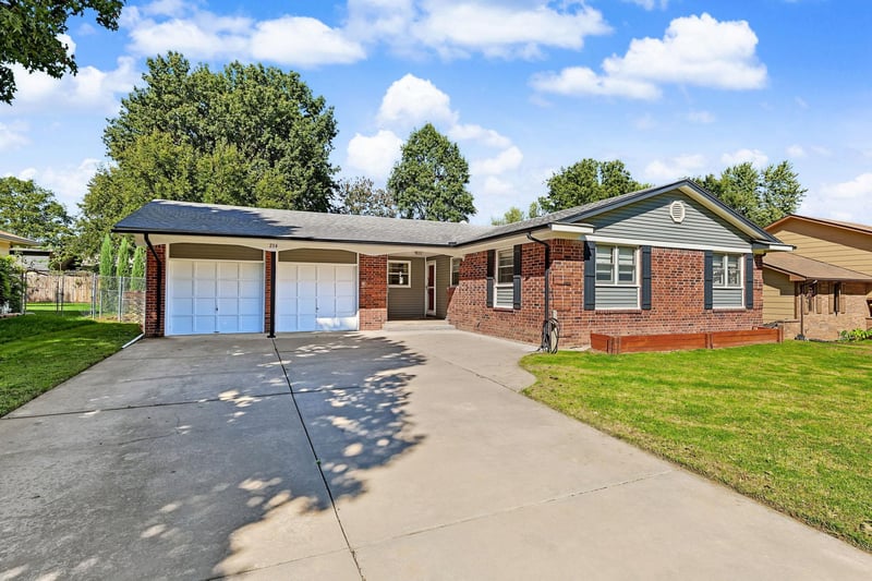214 E Pioneer Pl, Mulvane, KS 67110