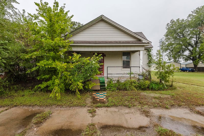725 W 1st, Hutchinson, KS 67501