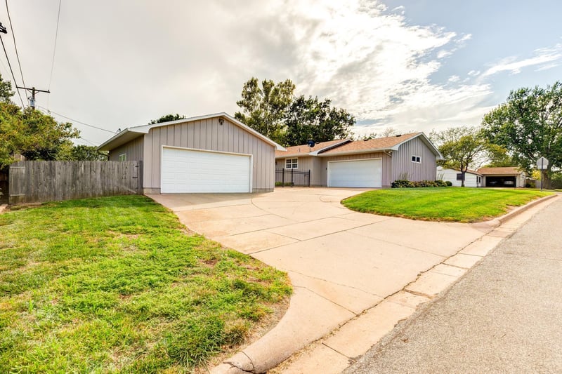 503 Aullwood Rd, Salina, KS 67401