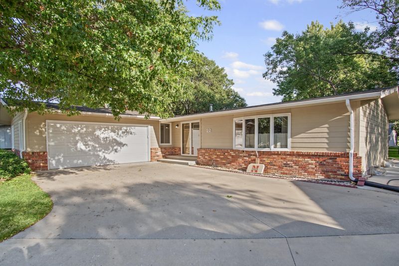 22 Sunset Dr, Hesston, KS 67062