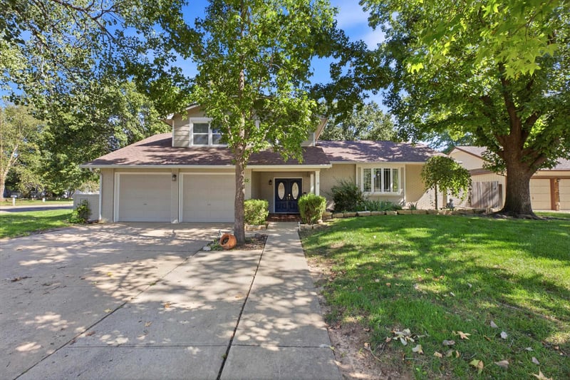 2502 S Yellowstone Cir, Wichita, KS 67215