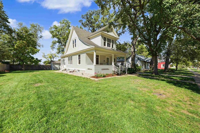 717 N Main St, Lindsborg, KS 67456