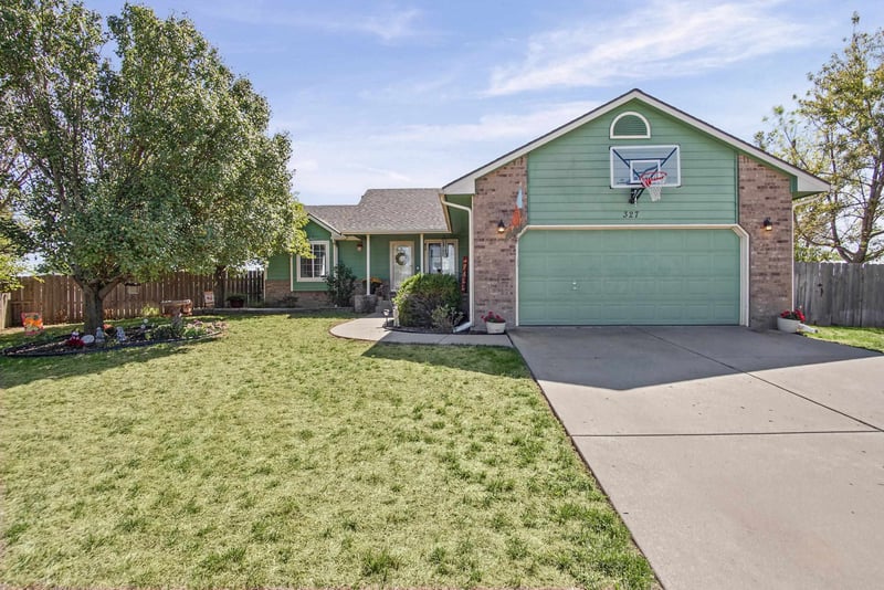 327 Wheatridge Ct, Newton, KS 67114