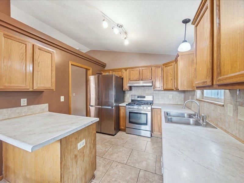 1319 E Spring Cir, Haysville, KS 67060