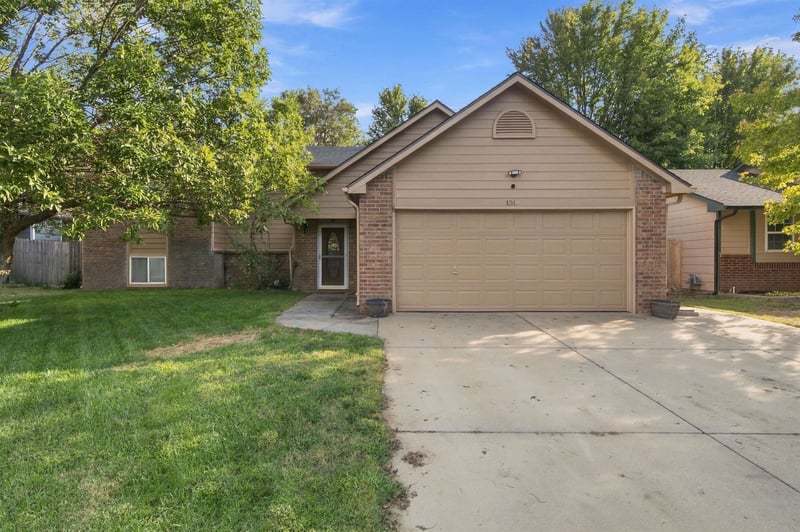 1319 E Spring Cir, Haysville, KS 67060