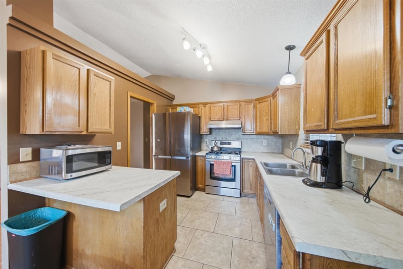 1319 E Spring Cir, Haysville, KS 67060