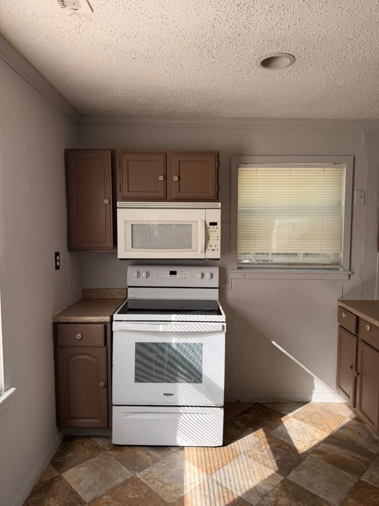 1454 S Bluffview Dr, Wichita, KS 67218-3034
