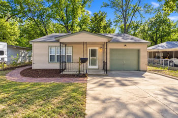 3129 E Glen Oaks Dr, Wichita, KS 67216