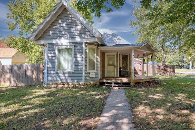 1212 E 7th Ave, Winfield, KS 67156