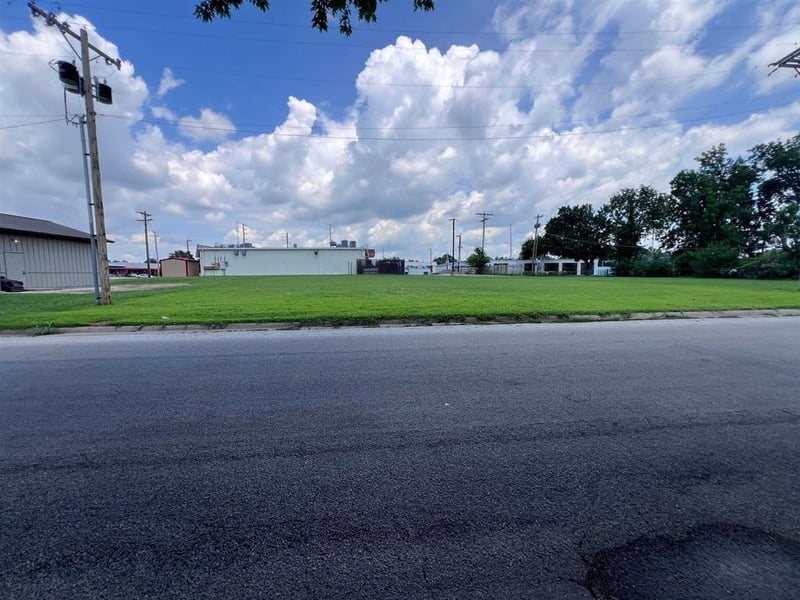 1422 N 1st St, Arkansas City, KS 67005