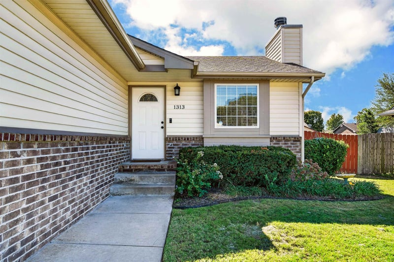 1313 E Lonna St, Haysville, KS 67060