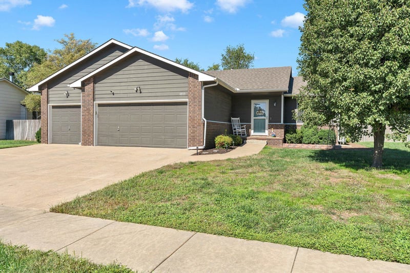 1055 E Splitwood Way Ct, Derby, KS 67037