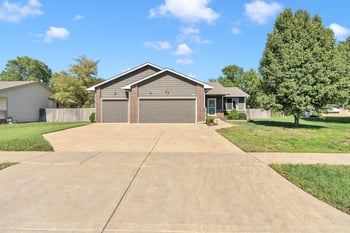1055 E Splitwood Way Ct, Derby, KS 67037