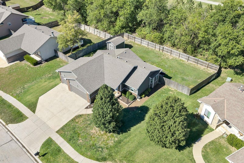 1055 E Splitwood Way Ct, Derby, KS 67037