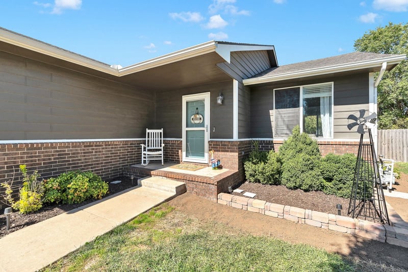 1055 E Splitwood Way Ct, Derby, KS 67037