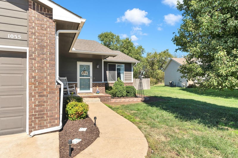 1055 E Splitwood Way Ct, Derby, KS 67037
