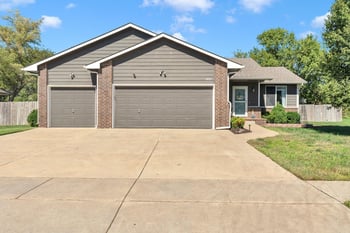 1055 E Splitwood Way Ct, Derby, KS 67037