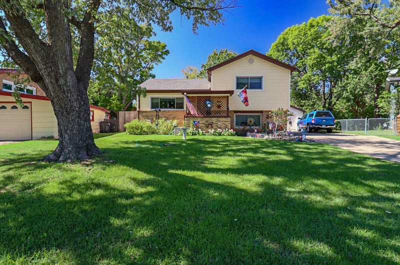2201 S Bonn Ave, Wichita, KS 67213