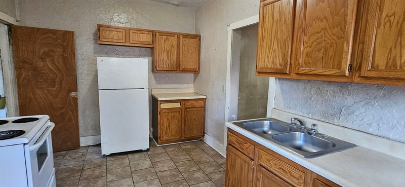 408 W 9th Ave, Winfield, KS 67156
