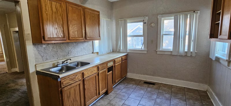 408 W 9th Ave, Winfield, KS 67156