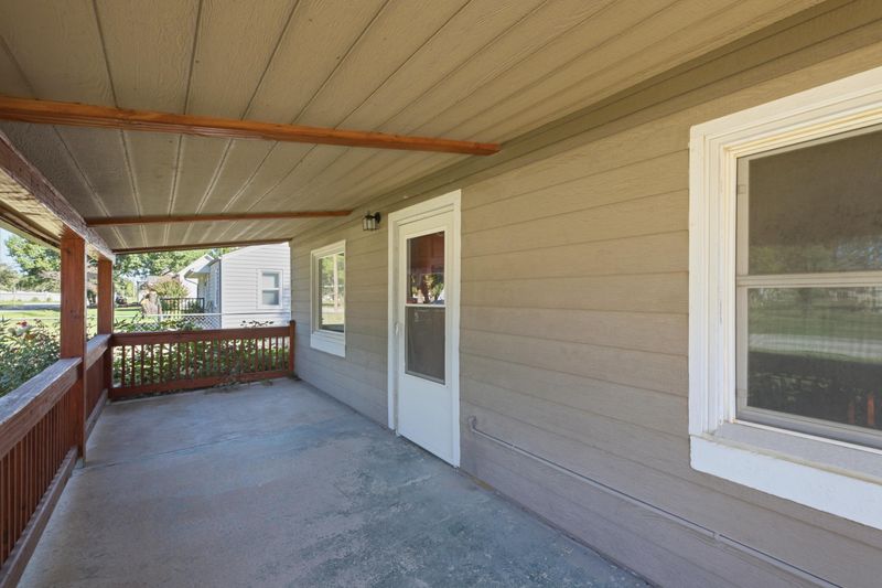 306 N Washington St, Belle Plaine, KS 67013