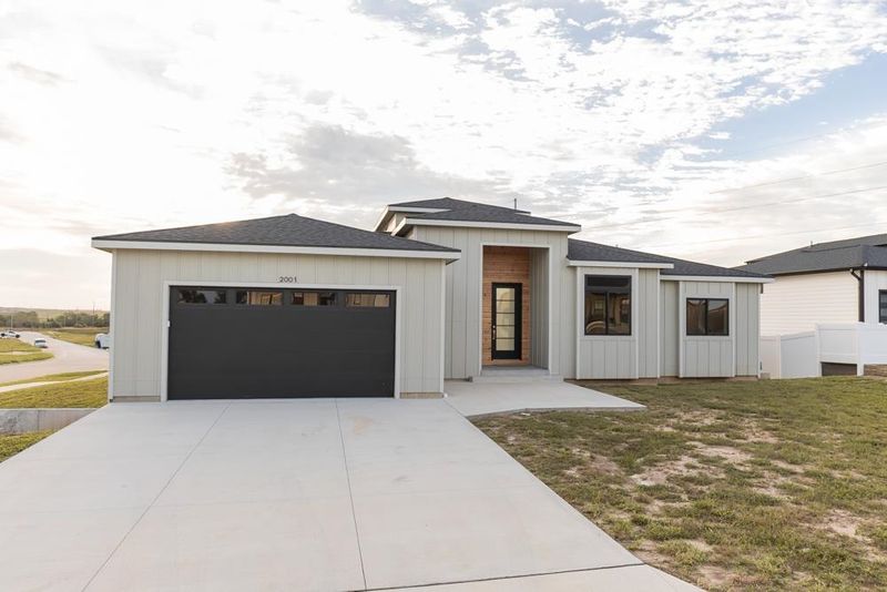 2001 Wheatland Cir, Salina, KS 67401